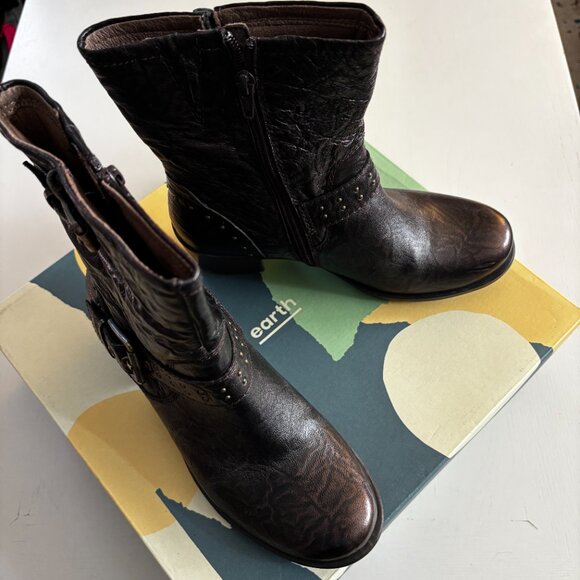 Earth Denali Altitude Bronze Brown Textured Leather Buckle Heeled Boot Size 7.5 - Picture 2 of 5